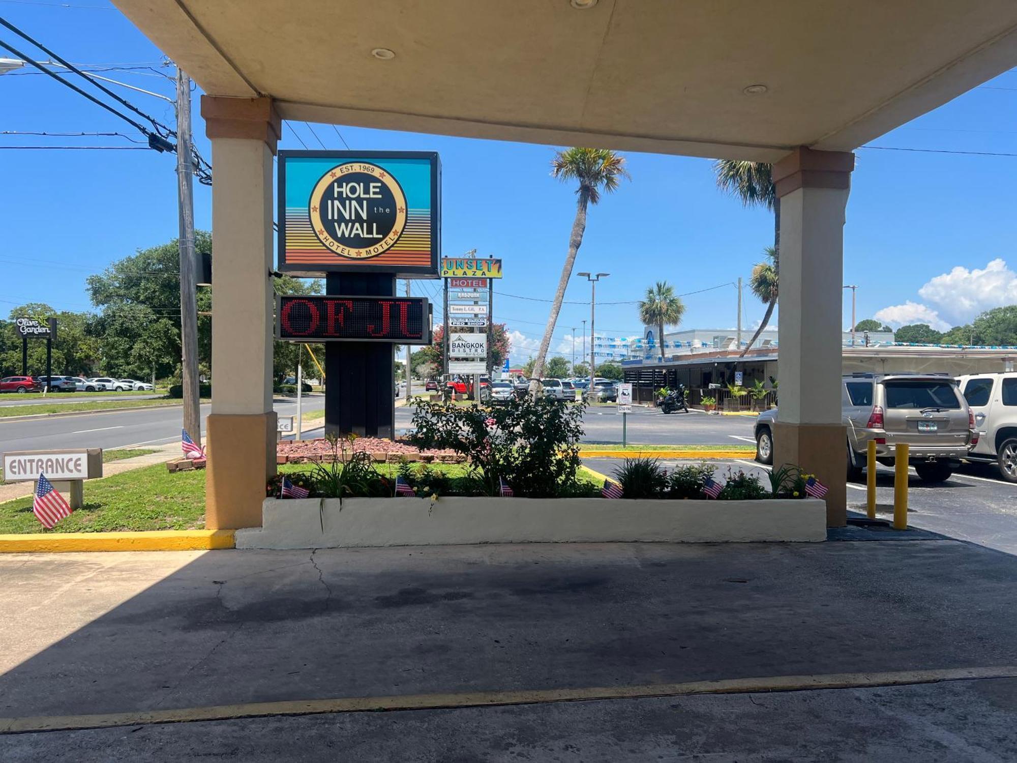 Hole Inn The Wall Hotel - Fort Walton Beach - Sunset Plaza - Nearby Beaches & Hurlburt Zewnętrze zdjęcie
