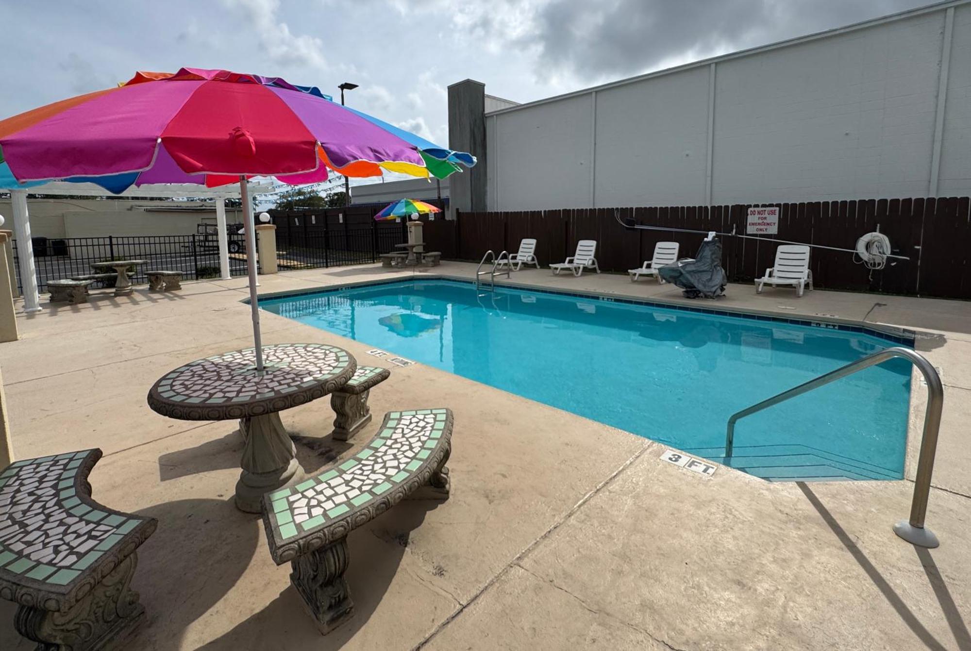 Hole Inn The Wall Hotel - Fort Walton Beach - Sunset Plaza - Nearby Beaches & Hurlburt Zewnętrze zdjęcie